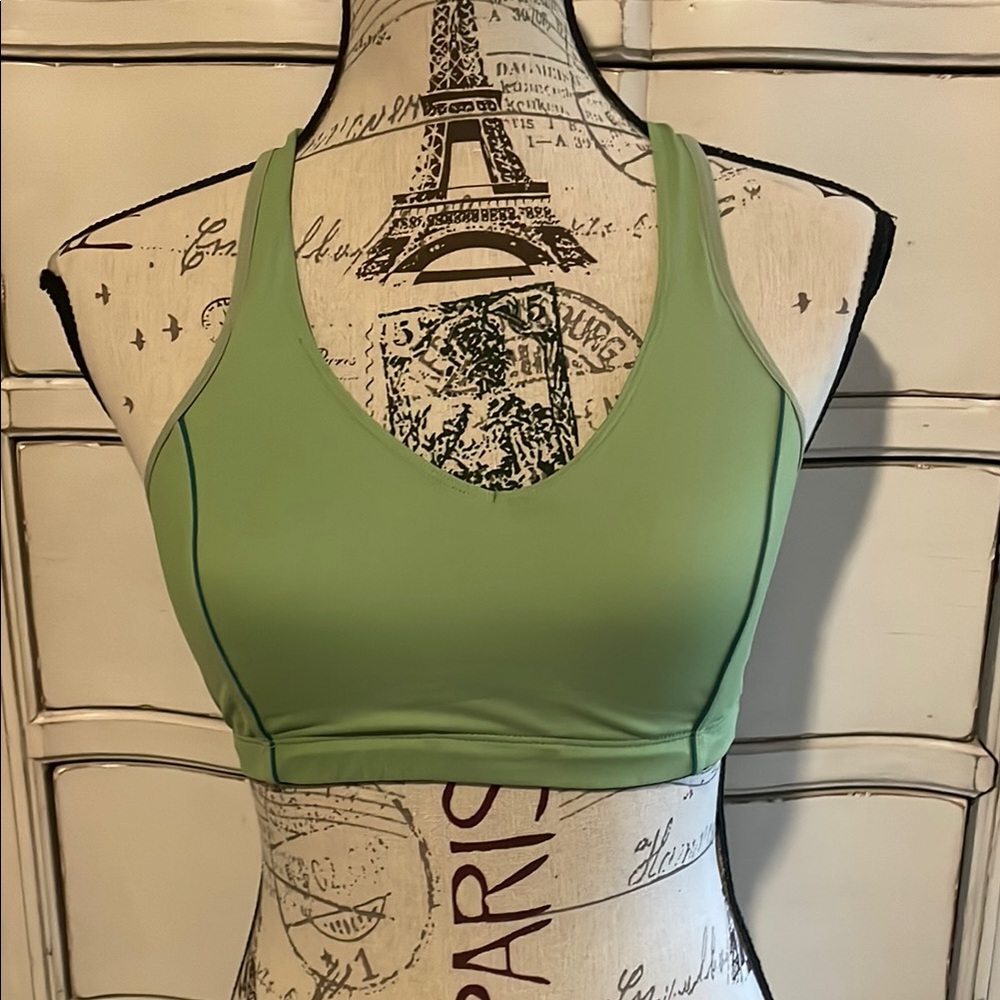 Moving Comfort Bra Size
Medium 32CD/34C Vixen Wire
Free Sports Bra